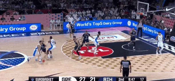 华体会官网-兄弟连线！萨纳西斯篮下直塞字母弟，助后者原地起飞暴扣