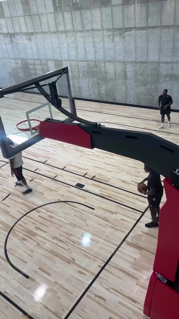 华体会hth-新赛季蓄势待发：哈登女友发布训练视频，展露精壮腹肌身材