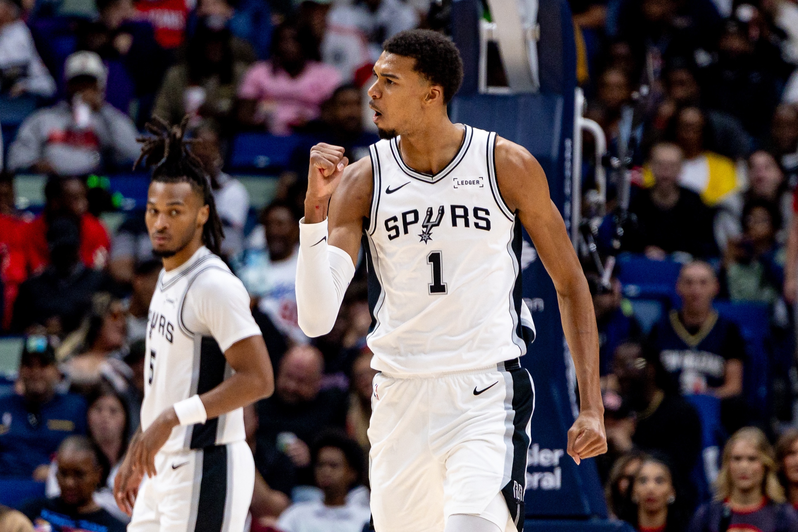 华体会hth-马刺今日迎战雄鹿 马刺首发：文班&amp;福克斯&amp;卡斯尔&amp;巴恩斯&amp;尚帕尼